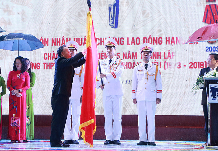 Phó Chủ tịch Thường trực UBND TP Hà Nội Nguyễn Văn Sửu trao tặng Huân chương Lao động hạng Ba cho trường THPT Phan Đình Phùng Phó Chủ tịch Thường trực UBND TP Hà Nội Nguyễn Văn Sửu trao tặng Huân chương Lao động hạng Ba cho trường THPT Phan Đình Phùng