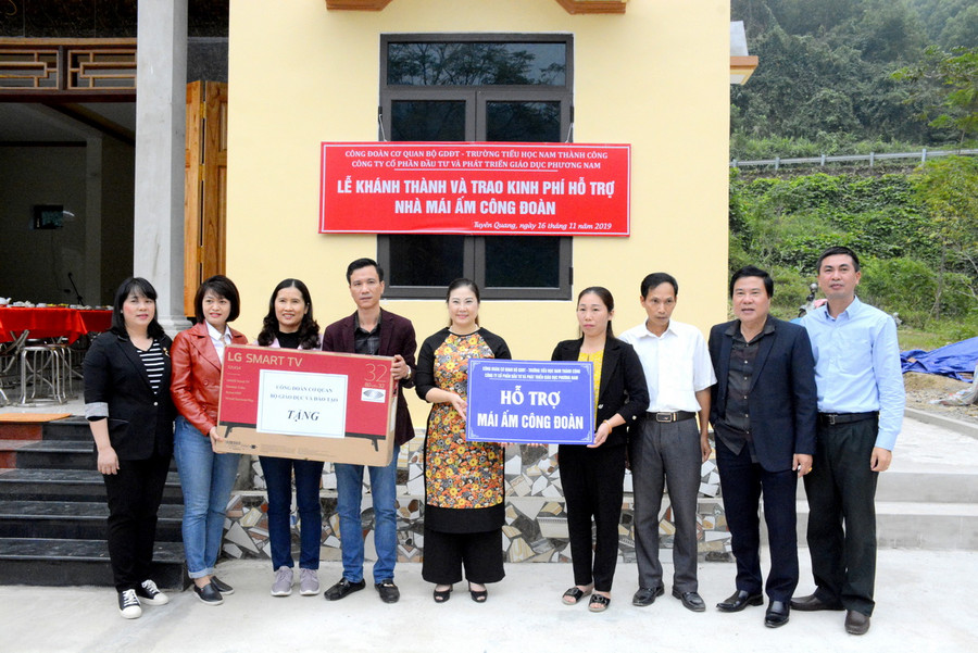 Trao quà cho gia đình cô giáo Đinh Thị Thúy Hoa