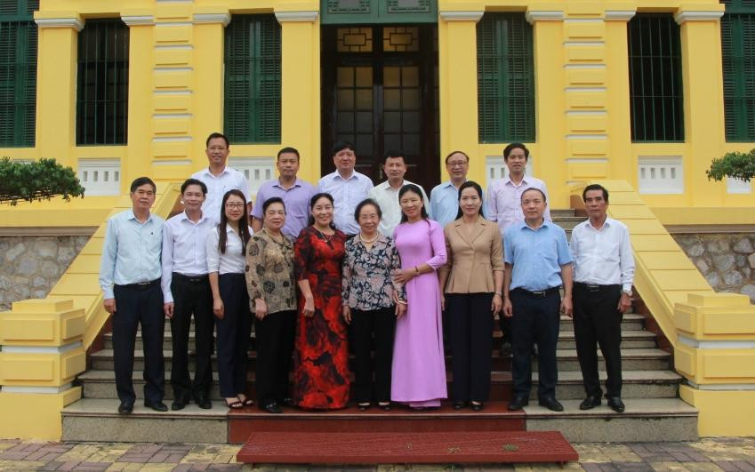 Nguyên Phó Chủ tịch nước chụp ảnh lưu niệm cùng cán bộ địa phương. Nguyên Phó Chủ tịch nước chụp ảnh lưu niệm cùng cán bộ địa phương.