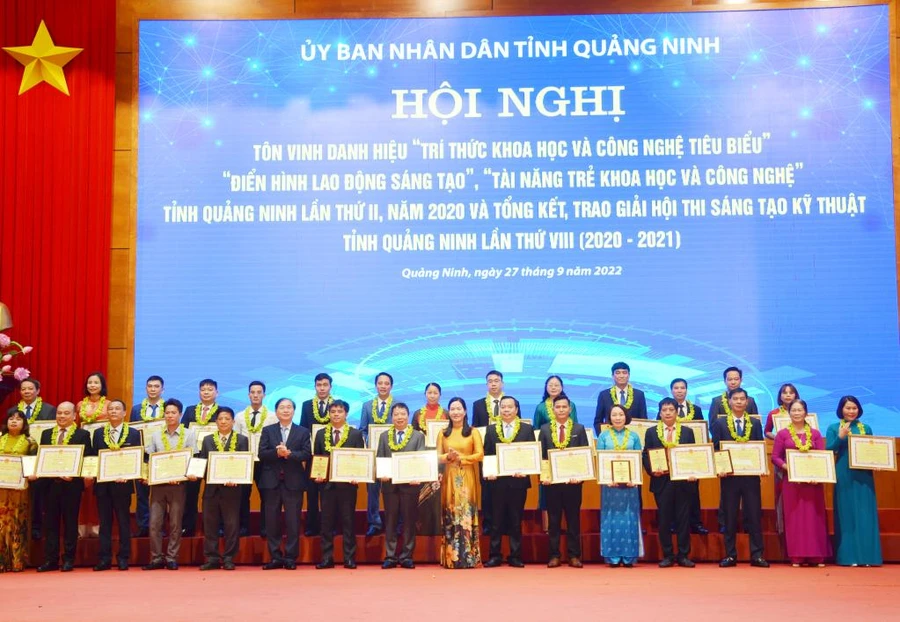 Đội ngũ trí thức khoa học và công nghệ tiêu biểu tỉnh Quảng Ninh được tôn vinh tại hội nghị.