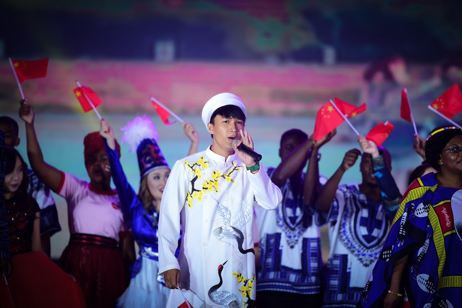Bùi Nhật Hùng trong một buổi biểu diễn văn nghệ.