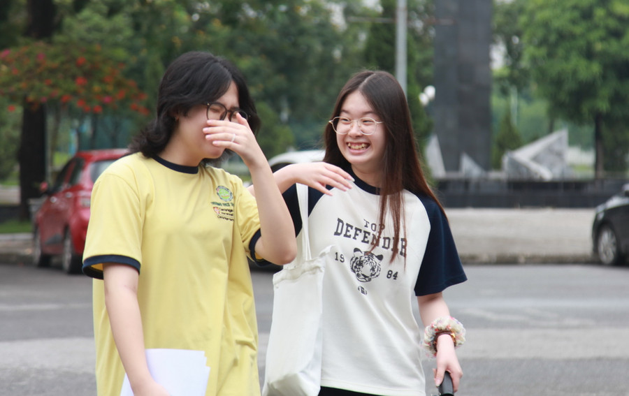 Hầu hết thí sinh đều nở nụ cười tươi khi rời phòng thi. Hầu hết thí sinh đều nở nụ cười tươi khi rời phòng thi.