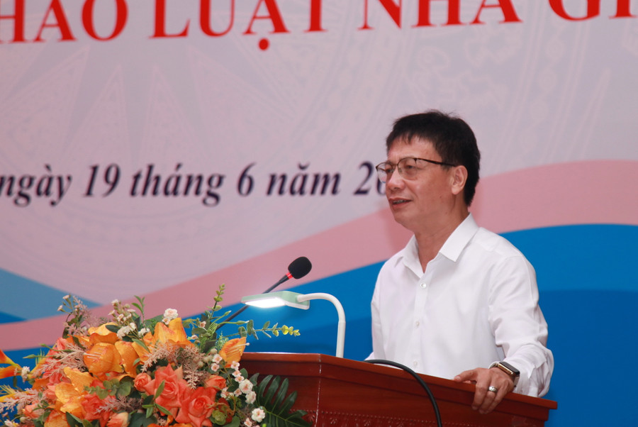 Chủ tịch Công đoàn Giáo dục Việt Nam Nguyễn Ngọc Ân phát biểu bế mạc hội thảo.