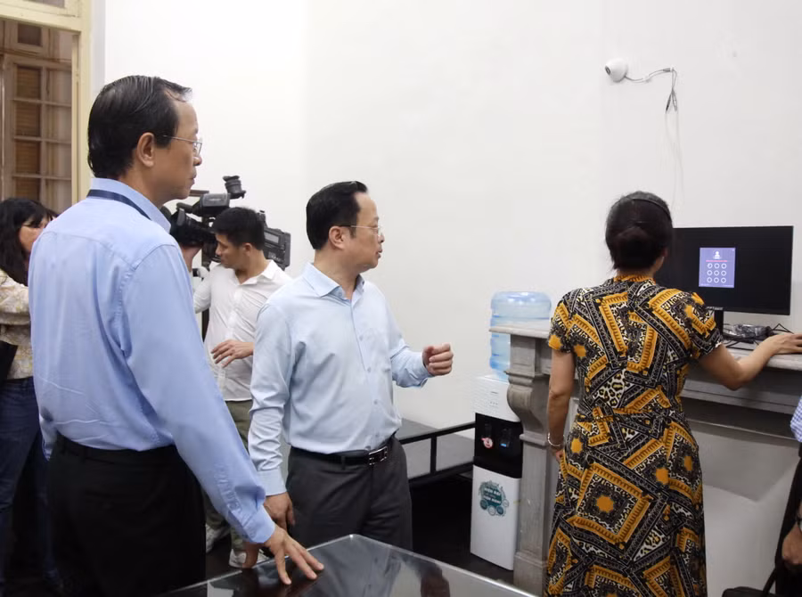 Thứ trưởng Phạm Ngọc Thưởng kiểm tra hệ thống camera an ninh tại điểm thi Trường THPT Trần Phú (quận Hoàn Kiếm).