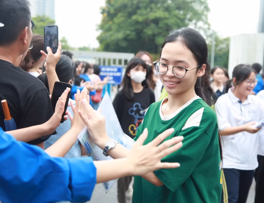 Thí sinh nhận lời chúc mừng của các tình nguyện viên.