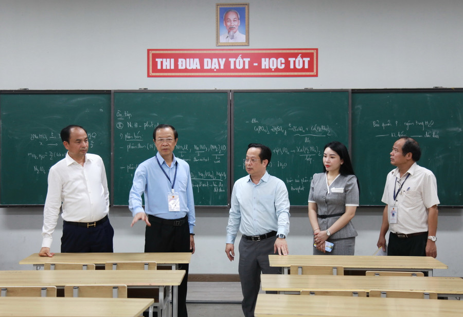 Thứ trưởng Bộ GD&ĐT Phạm Ngọc Thưởng kiểm tra công tác chuẩn bị tại điểm thi Trường THCS Chu Văn An (quận Tây Hồ). Đây là địa điểm tổ chức thi và cũng là địa điểm tổ chức chấm thi.