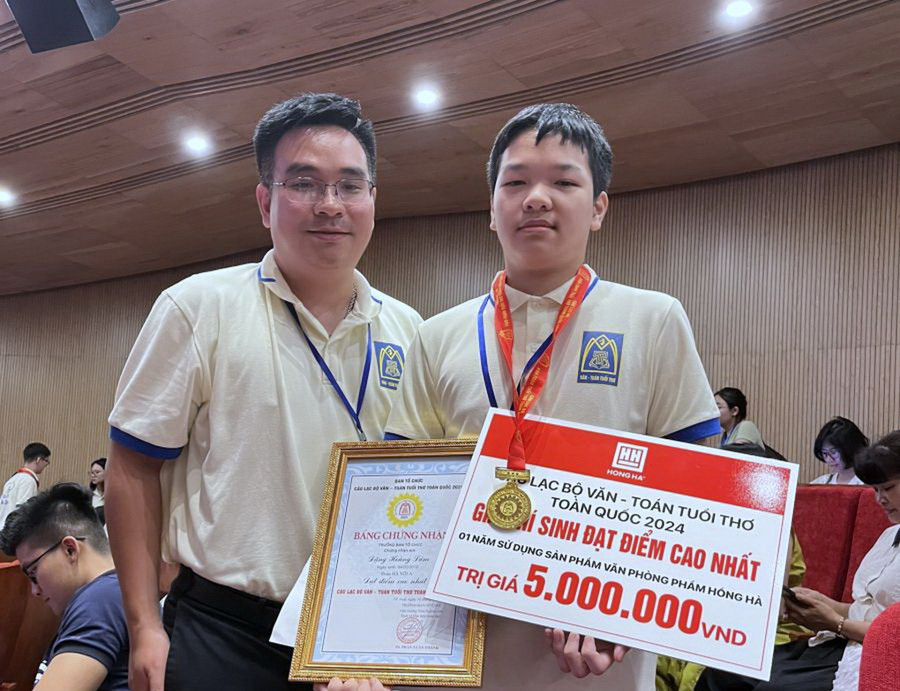 Em Đặng Hoàng Lâm, học sinh Trường THCS Trưng Vương nhận giải thí sinh đạt điểm cao nhất. Em Đặng Hoàng Lâm, học sinh Trường THCS Trưng Vương nhận giải thí sinh đạt điểm cao nhất.