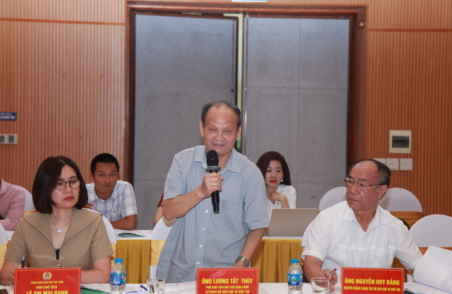 Ông Lương Tất Thủy - Phó Chủ tịch Hội cựu giáo chức cơ quan Bộ GD&amp;ĐT phát biểu.