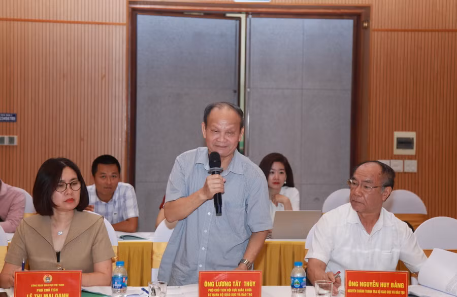 Ông Lương Tất Thủy - Phó Chủ tịch Hội cựu giáo chức cơ quan Bộ GD&amp;ĐT phát biểu.