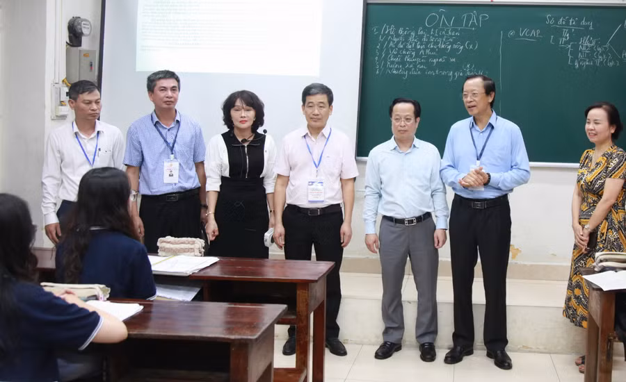 Thứ trưởng Phạm Ngọc Thưởng động viên các em học sinh Trường THPT Trần Phú trước kỳ thi.