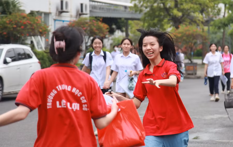 Thí sinh chia sẻ niềm vui với bạn cùng lớp.