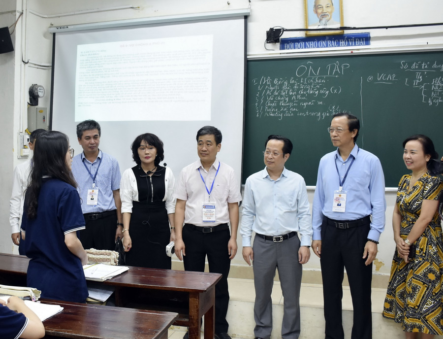 Thứ trưởng Phạm Ngọc Thưởng trò chuyện, động viên học sinh Trường THPT Trần Phú trước kỳ thi. Thứ trưởng Phạm Ngọc Thưởng trò chuyện, động viên học sinh Trường THPT Trần Phú trước kỳ thi.