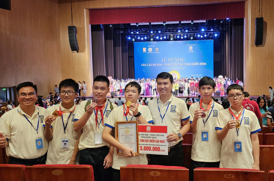 Niềm vui của thầy trò khi nhận giải. Niềm vui của thầy trò khi nhận giải.