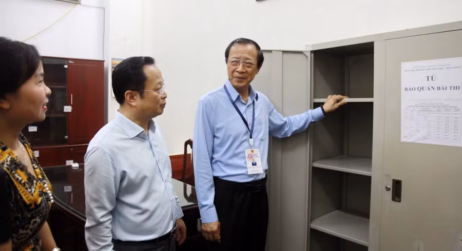 Thứ trưởng Phạm Ngọc Thưởng kiểm tra tủ bảo quản bài thi.