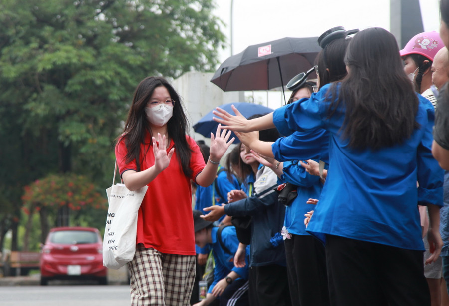 Tại điểm thi trường THPT chuyên Nguyễn Huệ từ 10h30, các thí sinh bắt đầu rời khỏi phòng thi trong tiếng vỗ tay cổ vũ của các tình nguyện viên. Tại điểm thi trường THPT chuyên Nguyễn Huệ từ 10h30, các thí sinh bắt đầu rời khỏi phòng thi trong tiếng vỗ tay cổ vũ của các tình nguyện viên.