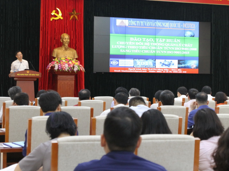 Báo cáo viên trình bày chuyên đề tại hội nghị