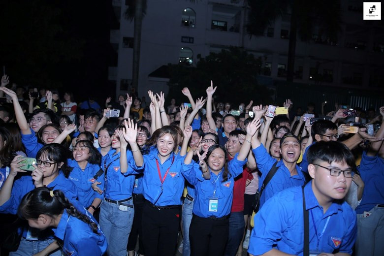 Sinh viên Đại học Điện lực "cháy hết mình" trong đêm Gala chào tân sinh viên. Sinh viên Đại học Điện lực "cháy hết mình" trong đêm Gala chào tân sinh viên.