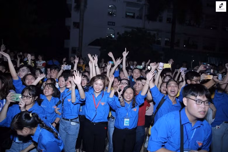 Sinh viên Đại học Điện lực "cháy hết mình" trong đêm Gala chào tân sinh viên.