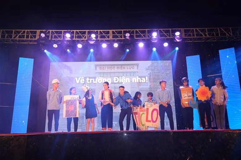 Các tiết mục văn nghệ chào mừng tân sinh viên của trường Đại học Điện lực.