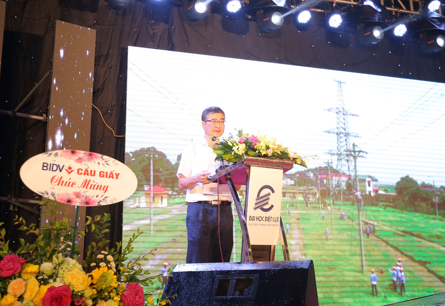 TS. Trương Huy Hoàng - Bí thư Đảng ủy, Hiệu trưởng Trường Đại học Điện lực phát biểu. TS. Trương Huy Hoàng - Bí thư Đảng ủy, Hiệu trưởng Trường Đại học Điện lực phát biểu.