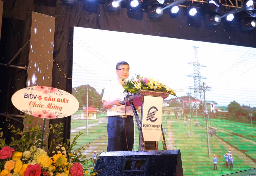 TS. Trương Huy Hoàng - Bí thư Đảng ủy, Hiệu trưởng Trường Đại học Điện lực phát biểu.