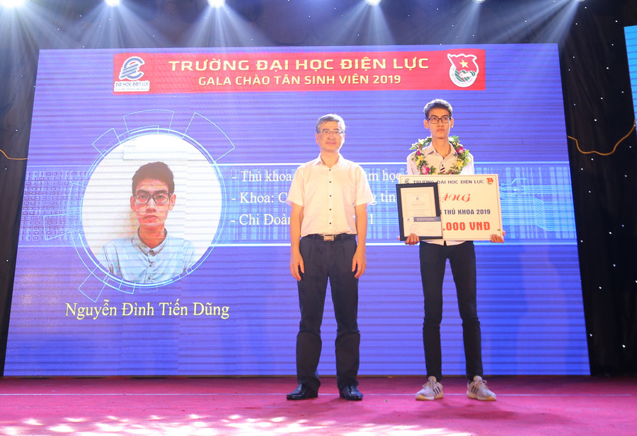 TS. Trương Huy Hoàng – Bí thư Đảng ủy, Hiệu trưởng Trường Đại học Điện lực trao thưởng cho Thủ khoa năm 2019. TS. Trương Huy Hoàng – Bí thư Đảng ủy, Hiệu trưởng Trường Đại học Điện lực trao thưởng cho Thủ khoa năm 2019.