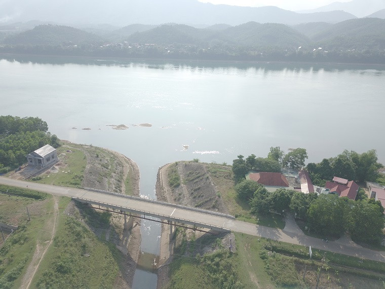 Kênh nước sạch dẫn vào nhà máy Công ty cổ phần đầu tư nước sạch sông Đà. Kênh nước sạch dẫn vào nhà máy Công ty cổ phần đầu tư nước sạch sông Đà.