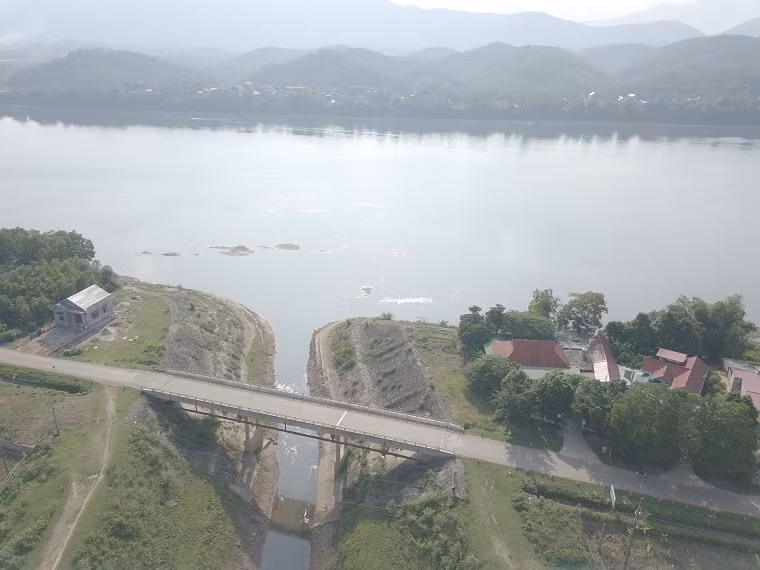 Kênh nước sạch dẫn vào nhà máy Công ty cổ phần đầu tư nước sạch sông Đà. Kênh nước sạch dẫn vào nhà máy Công ty cổ phần đầu tư nước sạch sông Đà.