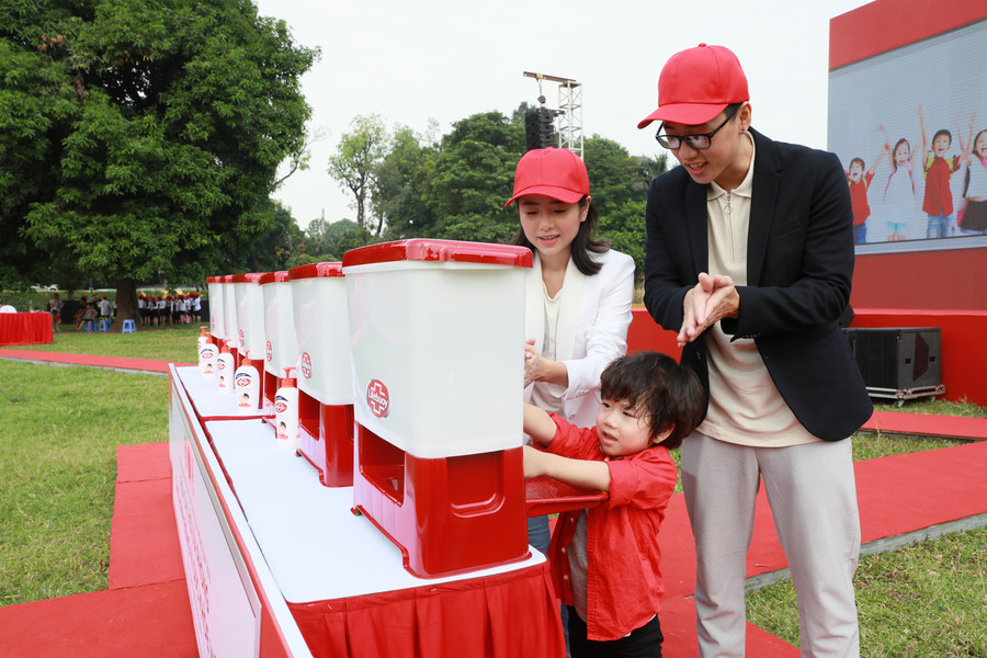 Giáo dục con trẻ thói quen rửa tay với xà phòng.