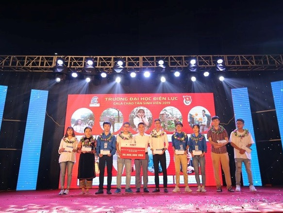Doanh nghiệp trao phần thưởng và học bổng cho sinh viên nhà trường. Doanh nghiệp trao phần thưởng và học bổng cho sinh viên nhà trường.