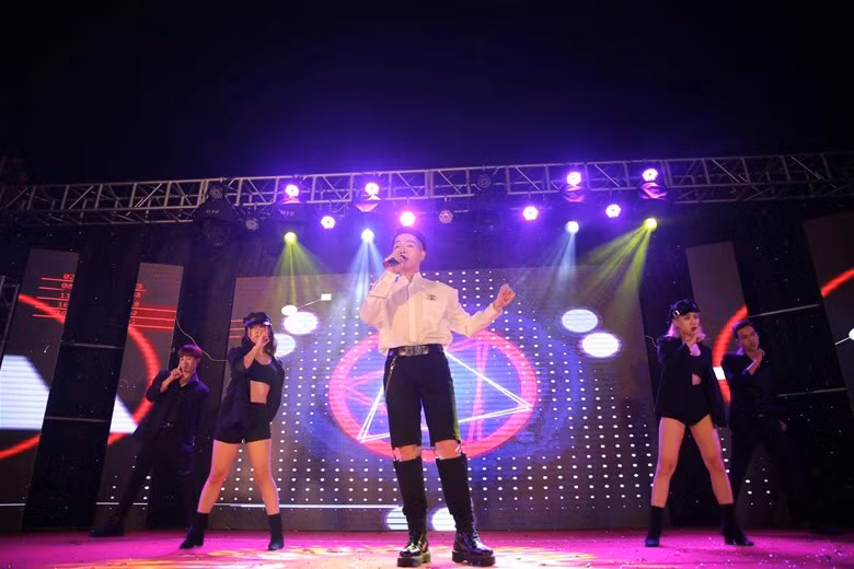 Ca sỹ Đức Phúc giao lưu với sinh viên Đại học Điện lực.