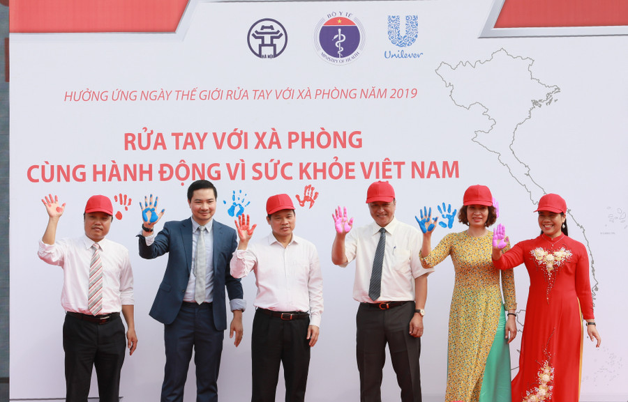 Các đại biểu in dấu tay cam kết rửa tay với xà phòng.