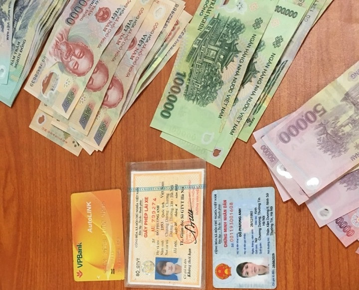 Trong chiếc ví tiền màu ghi sọc, bên trong ví có tiền mặt và nhiều giấy tờ quan trọng.