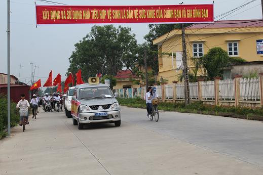 Diễu hành, tuyên truyền cổ động xây dựng, sử dụng nhà tiêu hợp vệ sinh.