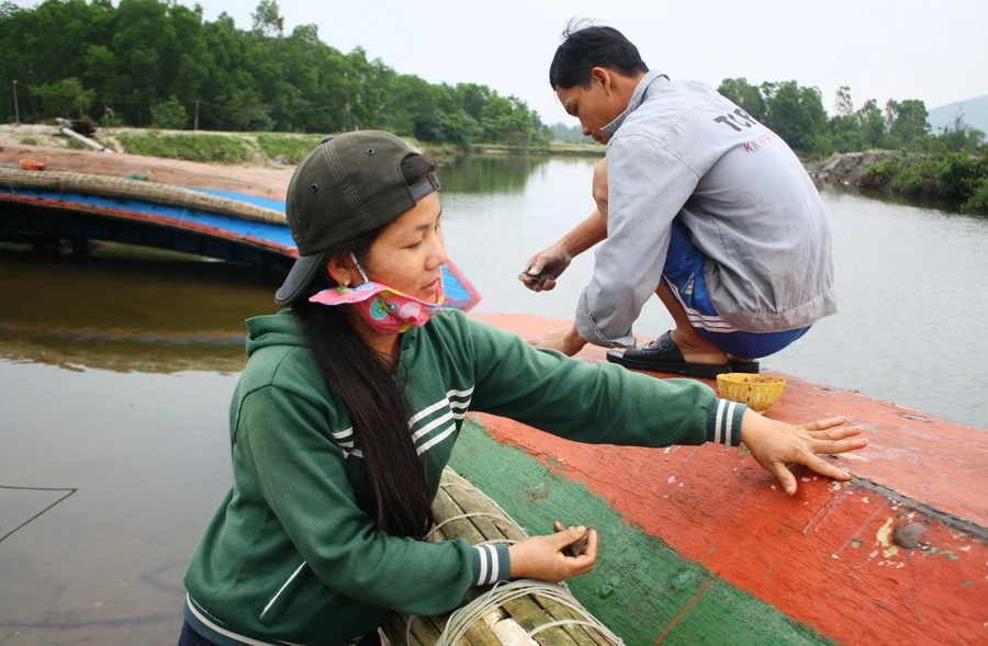 Những ngày không ra khơi vì tin đồn cá nhiễm bệnh, ngư dân thôn Bình An xã Lộc Vĩnh tranh thủ sửa lại thuyền 