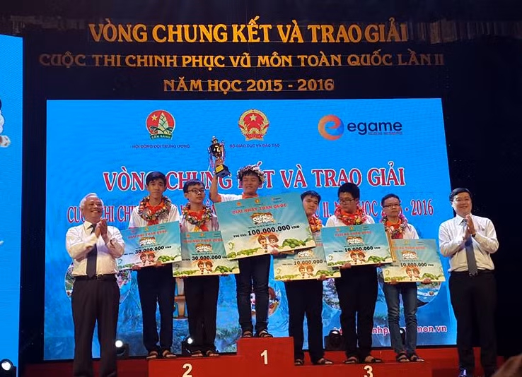 Phỏ Chủ tịch Quốc hội Uông Chu Lưu trao phần thưởng cho các học sinh đoạt giải