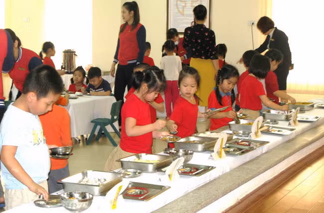 Học sinh trường mầm non Xuân La hào hứng chọn món ăn