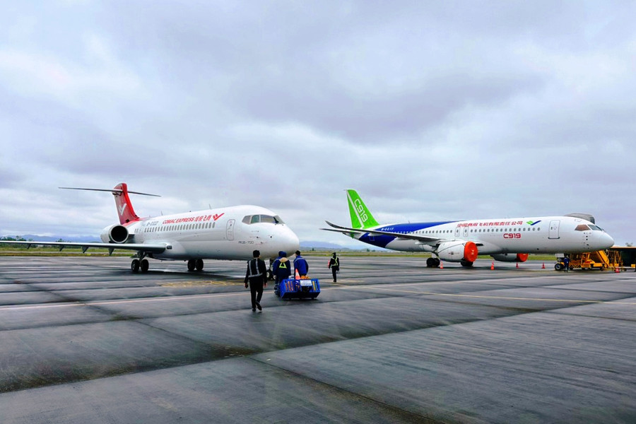 2 mẫu máy bay giới thiệu tại Comac Airshow gồm có C919 và ARJ21. 2 mẫu máy bay giới thiệu tại Comac Airshow gồm có C919 và ARJ21.