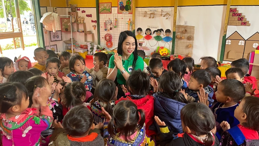 Cô giáo Phạm Minh Huệ bên học sinh thân yêu.