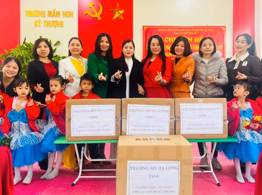 Cô Huệ (áo đỏ đứng giữa) trong một chuyến làm từ thiện ở trường vùng cao Quảng Ninh.