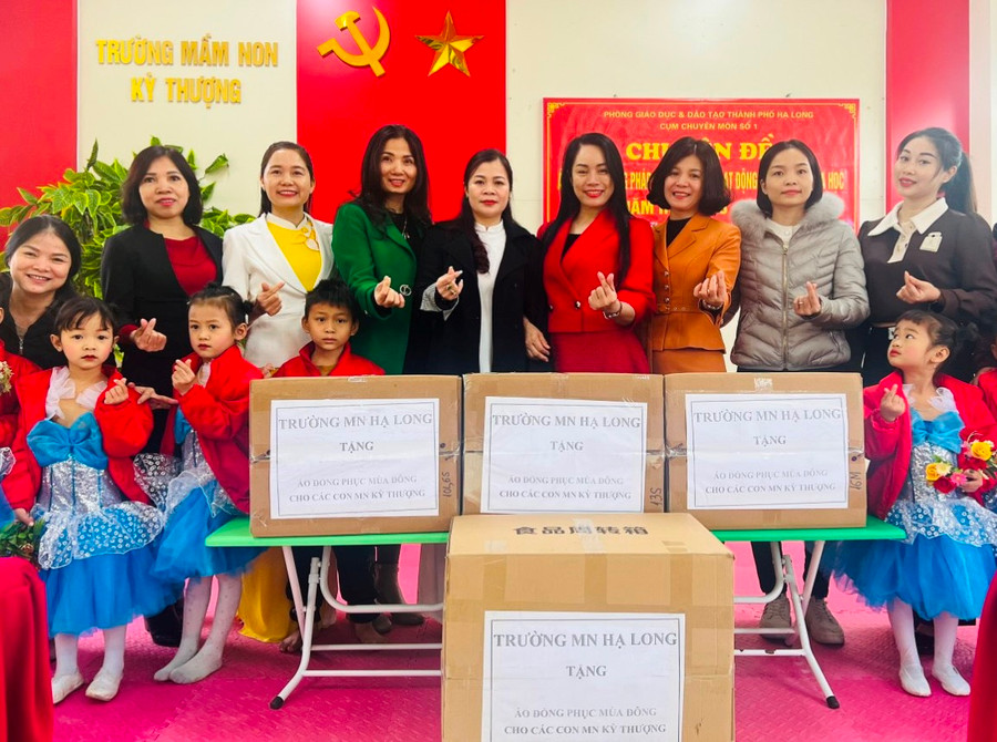 Cô Huệ (áo đỏ đứng giữa) trong một chuyến làm từ thiện ở trường vùng cao Quảng Ninh. Cô Huệ (áo đỏ đứng giữa) trong một chuyến làm từ thiện ở trường vùng cao Quảng Ninh.