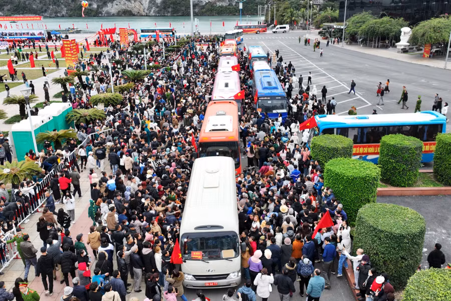 Đoàn xe đưa tân binh tại TP Hạ Long lên đường nhập ngũ trở về đơn vị đóng quân. Đoàn xe đưa tân binh tại TP Hạ Long lên đường nhập ngũ trở về đơn vị đóng quân.