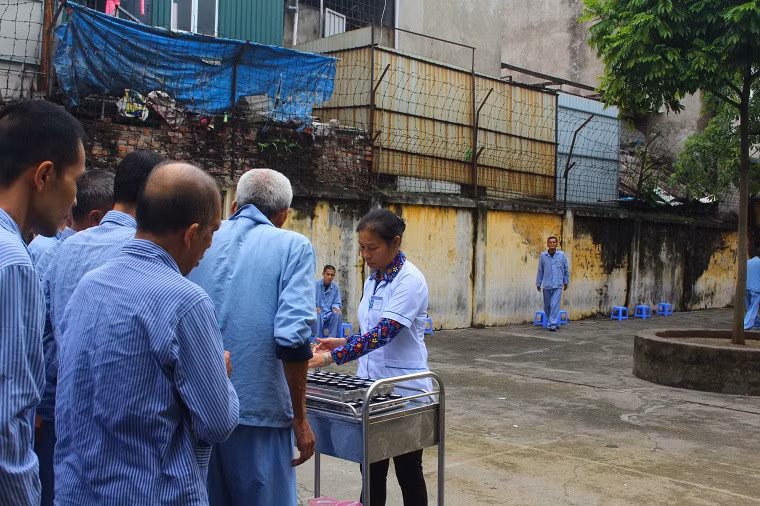 Bệnh nhân tâm thần uống thuốc, điều trị tại Bệnh viện tâm thần Hà Nội.