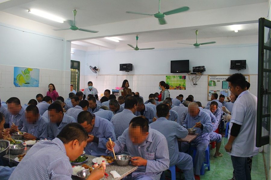 Những suất cơm miễn phí được tổ chức trong Bệnh viện TT Hà Nội để người bệnh nghèo thêm ấm bụng, sẻ chia phần nào vất vả, khó khăn.