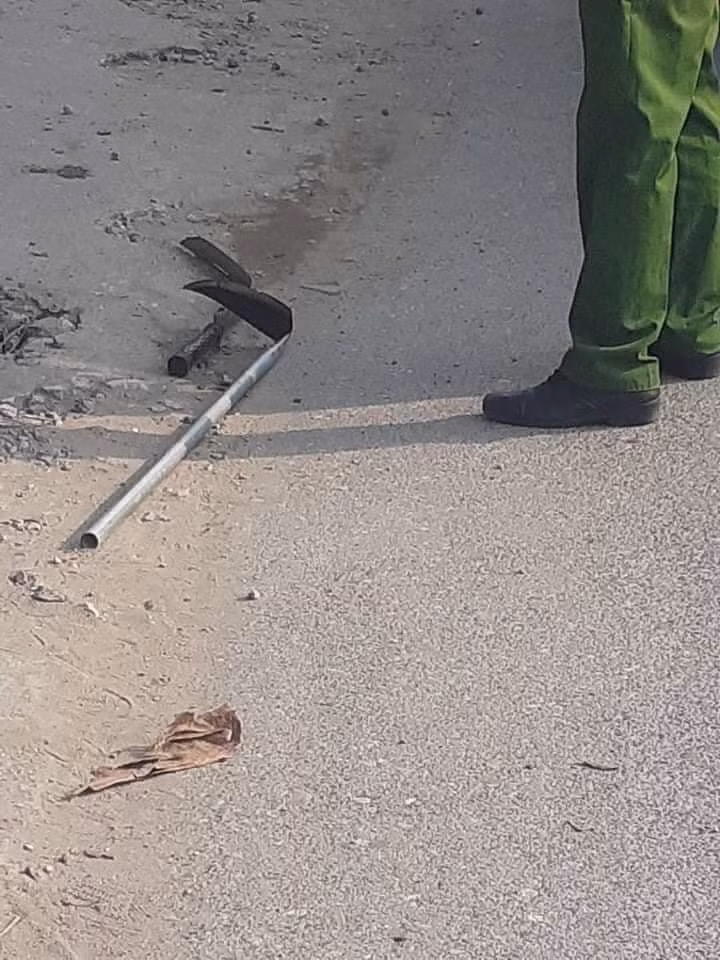 Tại hiện trường cơ quan công an thu giữ một số kiếm và dao tự chế.