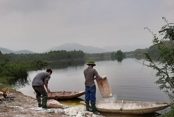 Trước tình trạng trên, phía công ty đã tiến hành rắc vôi bột, men vi sinh tại các ao hồ của người dân. Trước tình trạng trên, phía công ty đã tiến hành rắc vôi bột, men vi sinh tại các ao hồ của người dân.