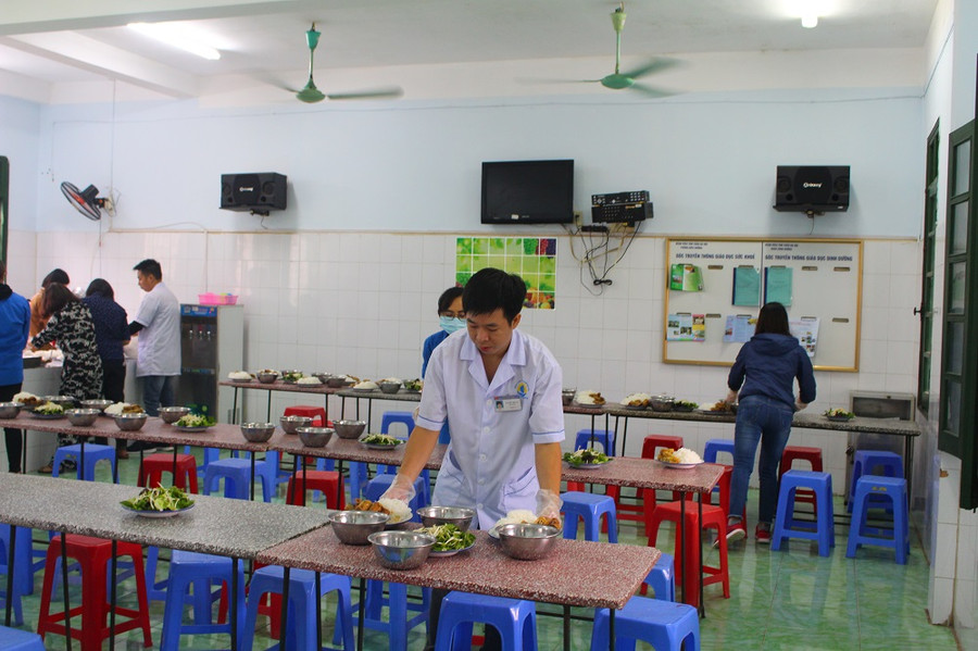 Cán bộ điều dưỡng Bệnh viện TT Hà Nội hỗ trợ nấu ăn cho người bệnh.