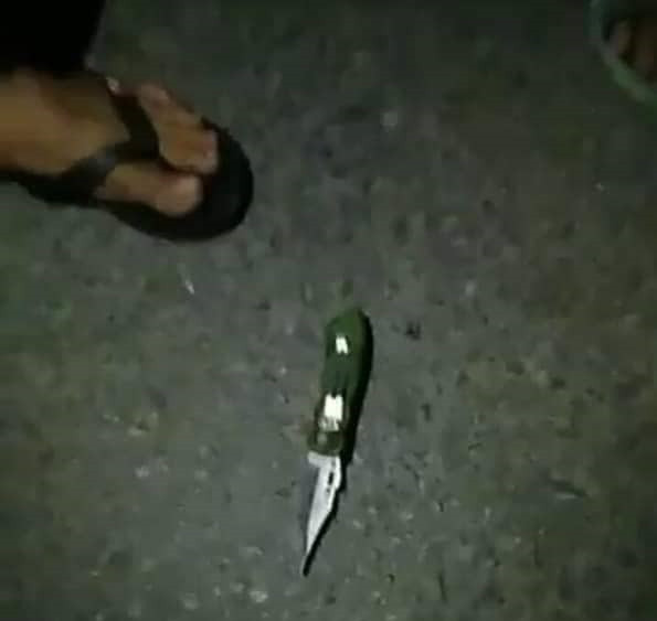 Tại hiện trường lực lượng chức năng thu giữ của đối tượng 1 con dao bấm sắc nhọn, dài khoảng 20cm. Tại hiện trường lực lượng chức năng thu giữ của đối tượng 1 con dao bấm sắc nhọn, dài khoảng 20cm.