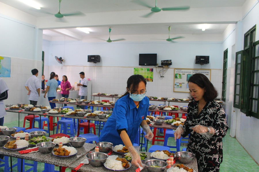 Chị Nguyễn Thị Phương Thảo (bên phải) - Bí thư Ban chấp hành Đoàn thanh niên BVTT Hà Nội cùng các thành viên chuẩn bị đồ ăn cho bệnh nhân.