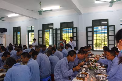 Những suất cơm miễn phí được tổ chức trong bệnh viện để người bệnh nghèo thêm ấm bụng, sẻ chia phần nào vất vả, khó khăn. 